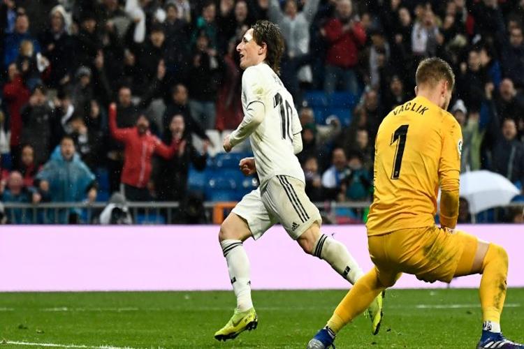 El Real Madrid superó 2-0 al Sevilla con goles de Casemiro y Modric