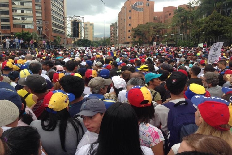 Opositores caraqueños se concentran en Plaza Juan Pablo II