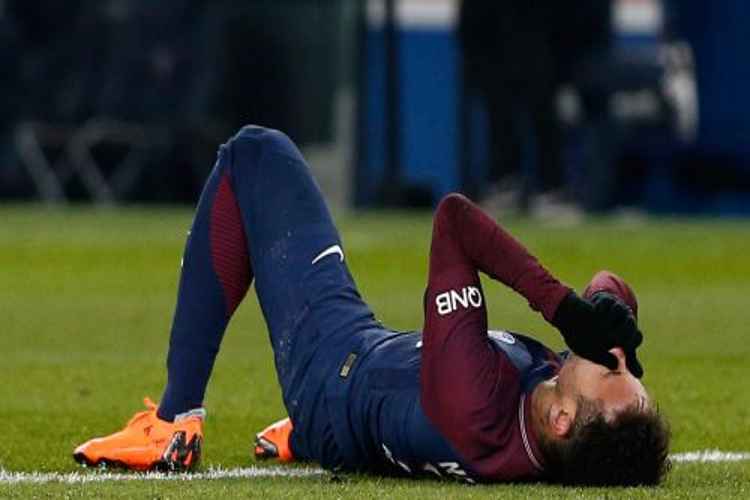 Neymar sufre una recaída de su lesión en el pie derecho