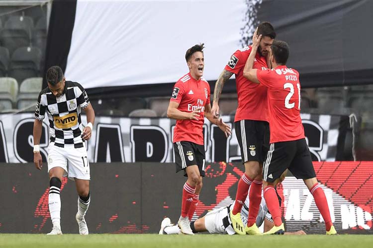 El Benfica golea al Boavista y se acerca al líder Oporto