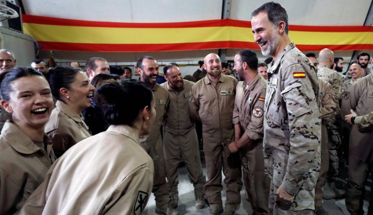Rey de España llega a Irak para visitar tropas de su país