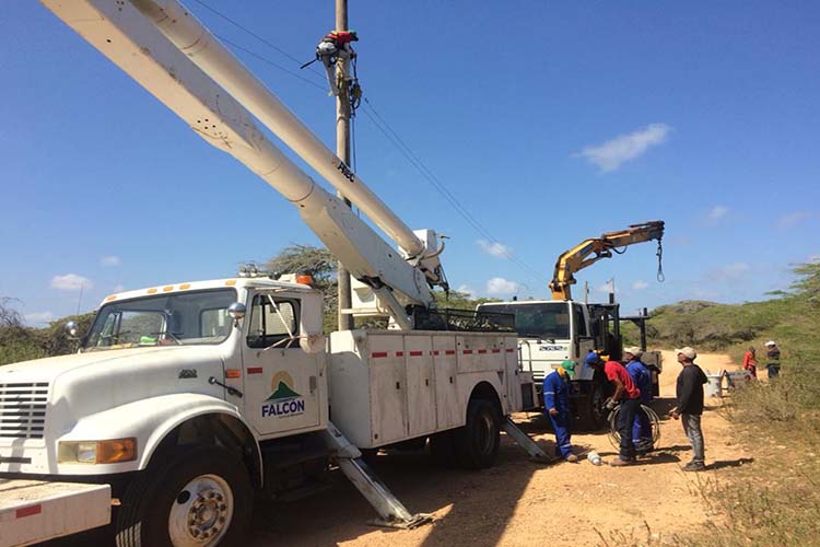 26 familias del municipio Falcón se benefician con instalación de transformador