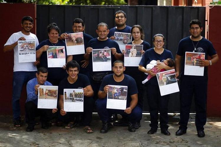 Bomberos paraguayos posaron desnudos para recaudar fondos