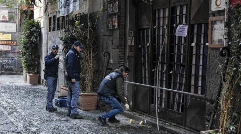 Un paquete bomba estalla ante conocida pizzería de Nápoles