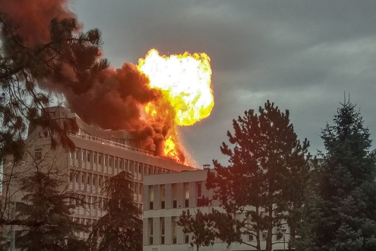 Un herido deja una espectacular explosión accidental en la Universidad de Lyon