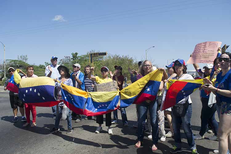 Paraguaneros abogan por una salida pacífica en el país