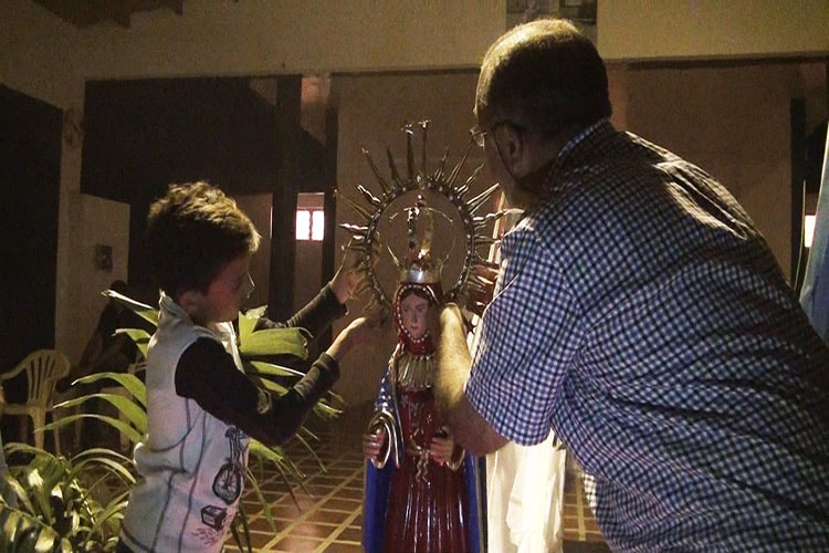 Mitareros realizan la bajada de la virgen de La Candelaria