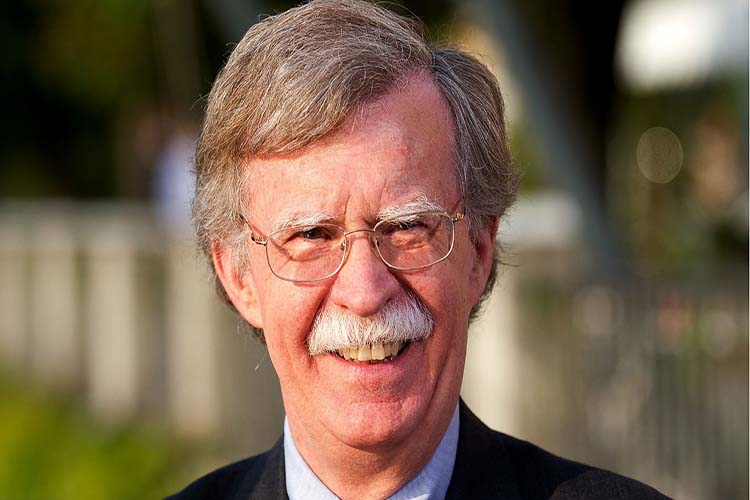 Bolton recomienda a Maduro que acepte la amnistía y que se retire a una playa