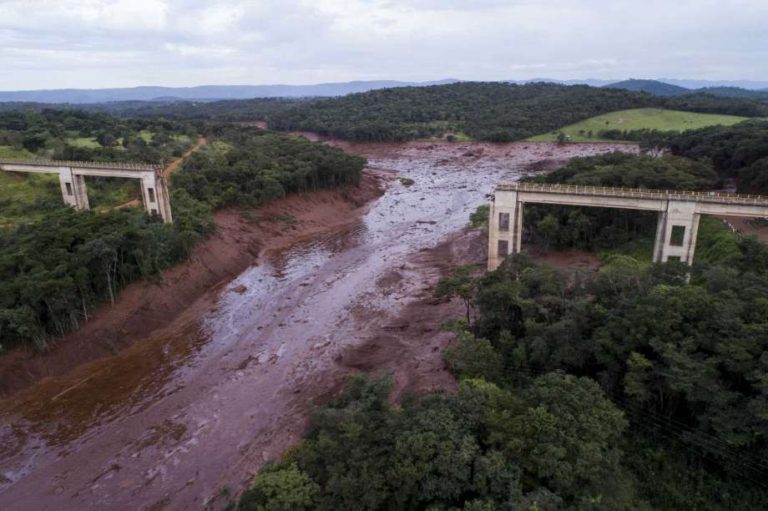 Brasil: 9 muertos y 300 desaparecidos tras colapso de presa