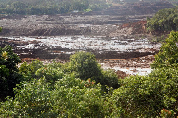 Al menos 7 muertos y 150 desaparecidos tras ruptura de dique minero en Brasil