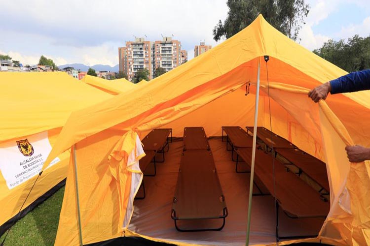 Desalojan a 83 migrantes venezolanos que vivían en un campamento en Bogotá