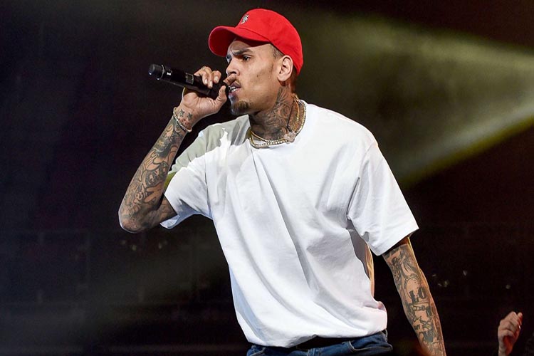 El rapero Chris Brown, acusado de violación en París, queda en libertad