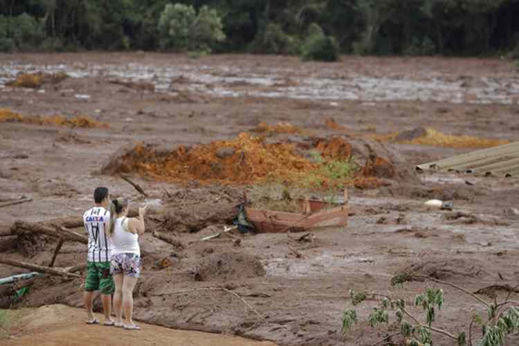 Suspenden búsquedas tras el colapso de presa en Brasil
