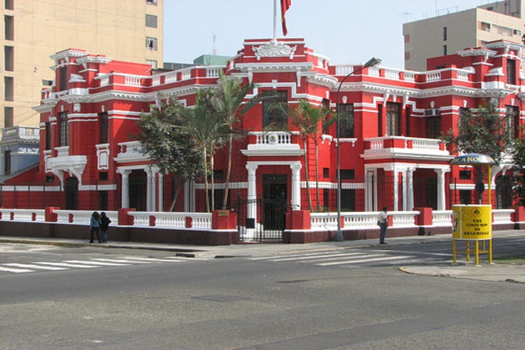 Embajada de Venezuela en Perú suspende atención consular tras actos violentos