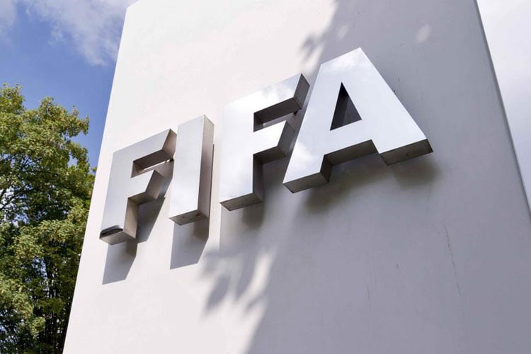 FIFA recuerda que puede ampliar a todo el mundo las sanciones por racismo