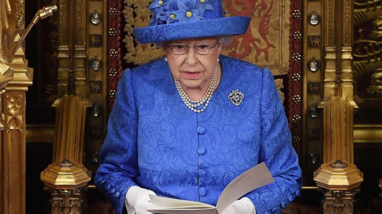 Isabel II pide hallar «terreno común» ante la votación del «brexit»