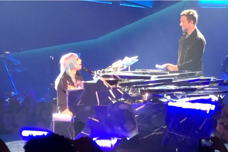 Bradley Cooper y Lady Gaga sorprenden con la versión en vivo de «Shallow»[+Video]