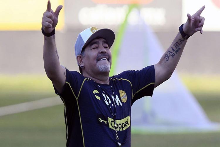 Multan a Maradona por dedicar triunfo a Nicolás Maduro