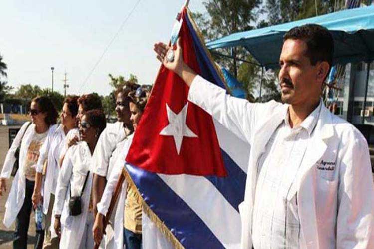 Llegan al país 500 médicos y especialistas cubanos para Barrio Adentro