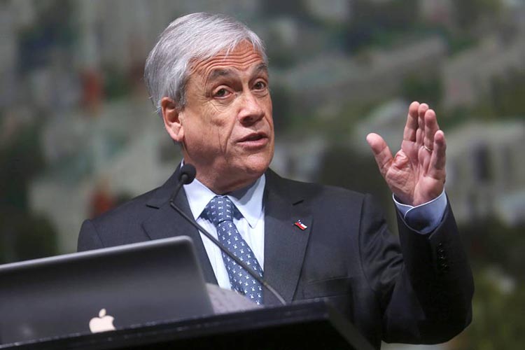 Piñera firma proyecto que fija un ingreso mínimo de 475 dólares en Chile