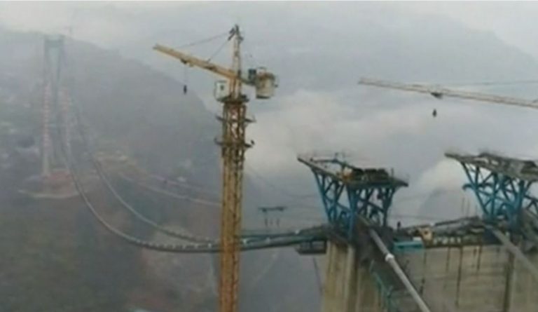 China construye un gran puente colgante de 350 metros