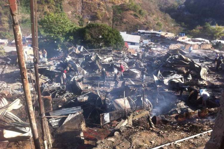 Incendio arrasó 17 viviendas en el Barrio San Isidro de Petare