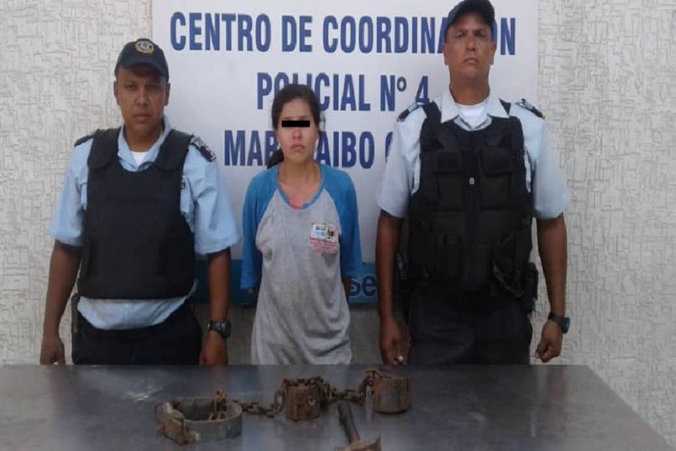 Maracaibo: Usaba grilletes para corregir a su hijo y la capturaron