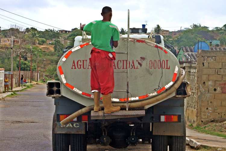 Con camiones cisternas distribuyen agua en Cumarebo