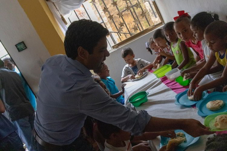 Ángel Alvarado: Mientras Maduro bloquea la ayuda humanitaria nosotros abrimos comedores