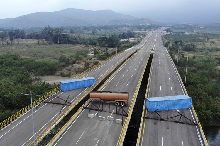 Pompeo ante bloqueo de puente fronterizo: Maduro debe dejar que la ayuda llegue al pueblo