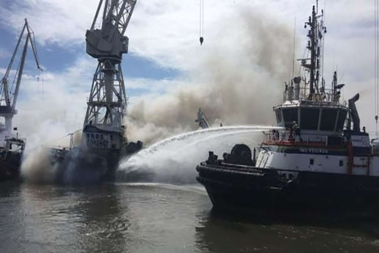 Mueren seis personas en el incendio de un barco en Sudáfrica