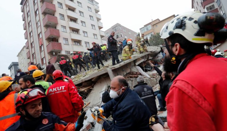 Un muerto y cuatro personas sepultadas deja derrumbe en Estambul