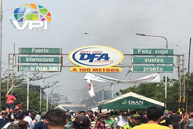 Denuncian que funcionarios venezolanos quemaron dos camiones con ayuda humanitaria