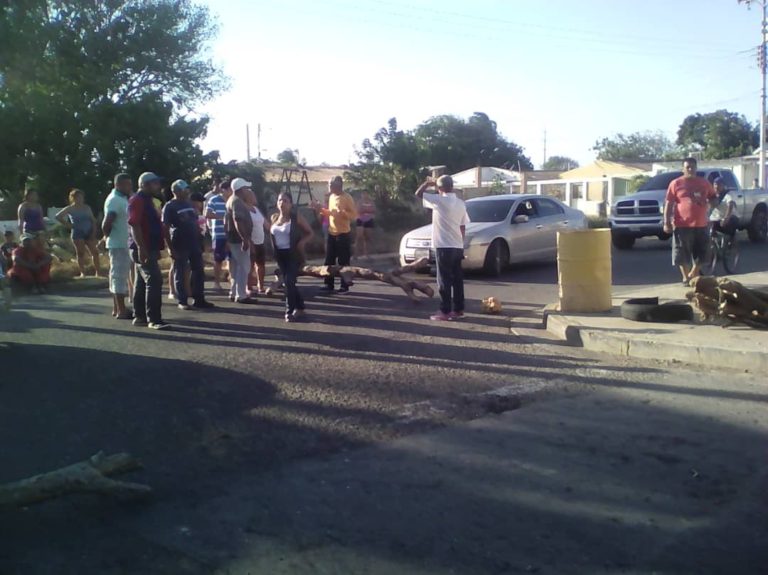 Protestan en El Cardón por falta de agua y luz