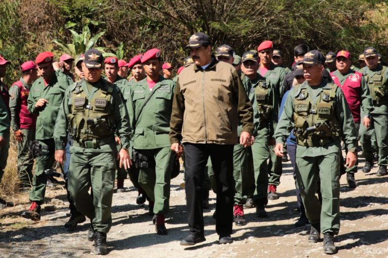 Maduro supervisa ejercicios de combate de la GNB