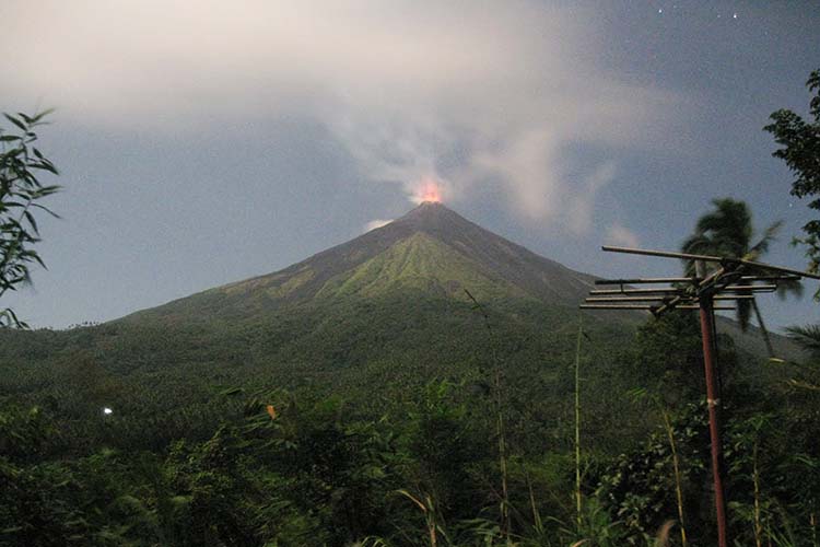 Indonesia establece el estado de emergencia tras erupción en Célebes