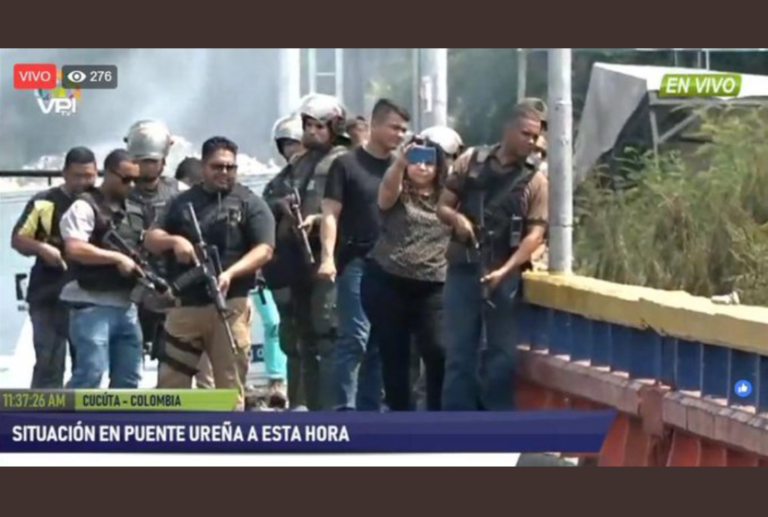 Iris Valera se planta en frontera con hombres armados