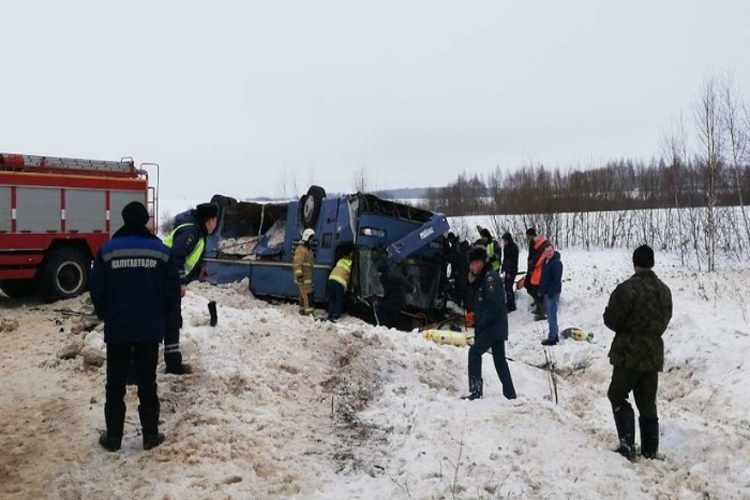Mueren 7 personas en vuelco de autobús con niños en Rusia