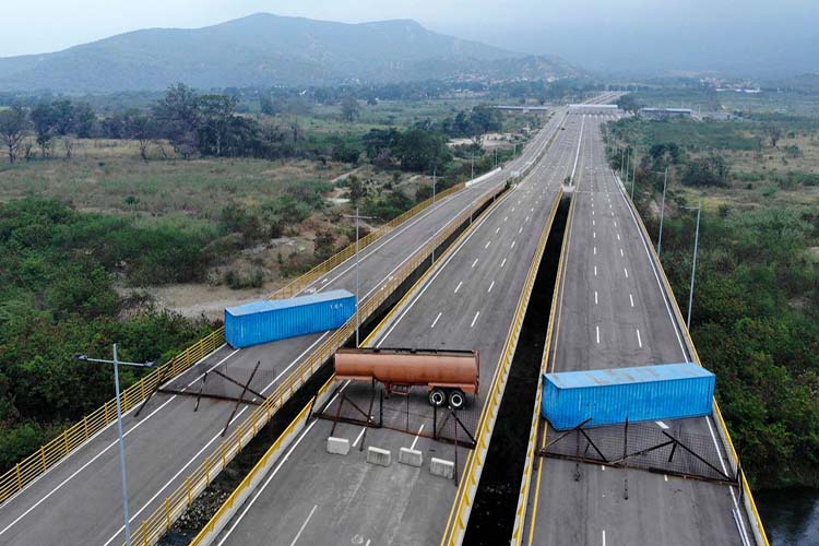 Oposición denuncia que militares bloquean puente fronterizo con Colombia
