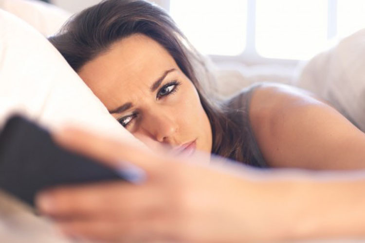3 razones para dejar de usar tu celular como despertador matutino