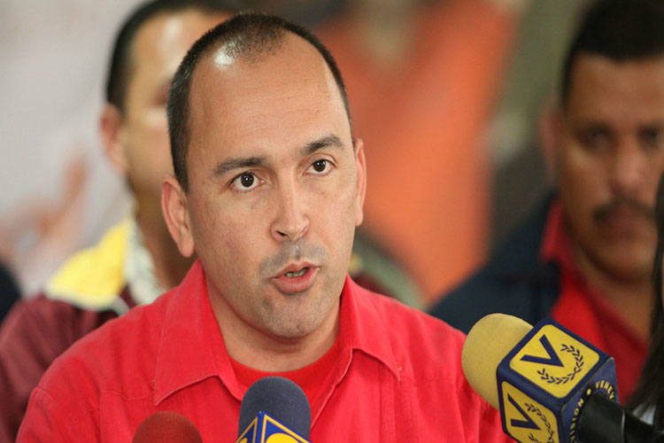 Francisco Torrealba: El Gobierno hará un anuncio importante sobre aumento de sueldos