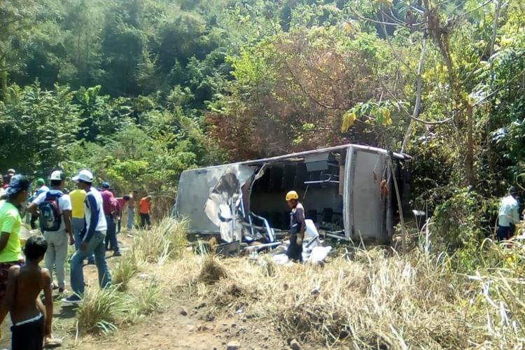 23 heridos en vuelco de Sucre fueron trasladados a hospitales de Anzoátegui