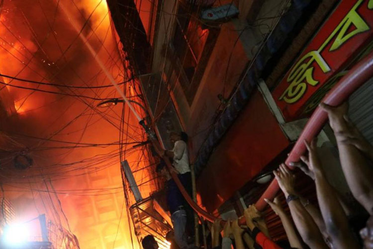 Incendio deja al menos 45 muertos en Bangladesh