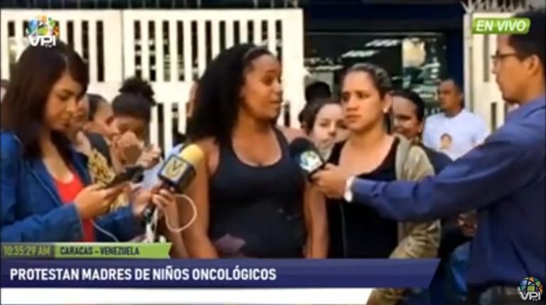 Madres de los pacientes del JM de los Ríos exigen la renuncia de la directora