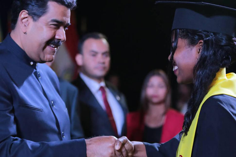 Maduro gradúa 128 estudiantes de la Escuela Latinoamericana de Medicina