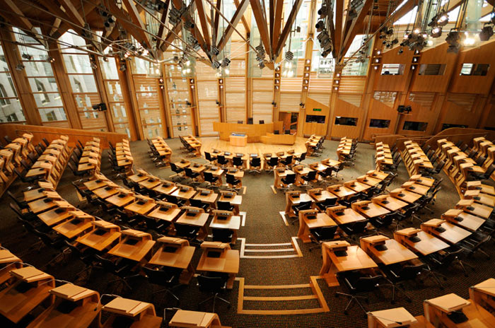Parlamento escocés permitirá a las diputadas dar el pecho en los debates