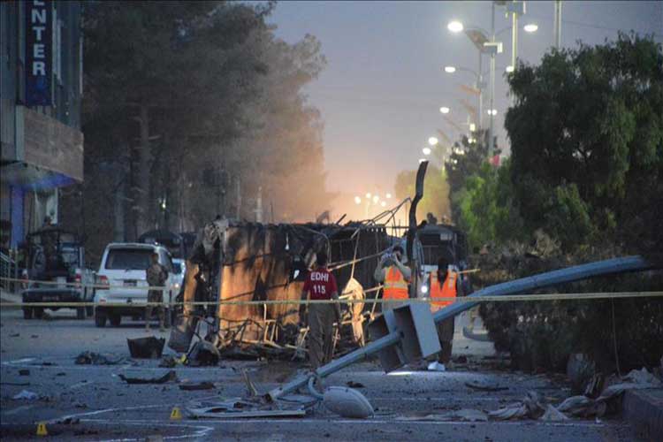 20 policías mueren tras un ataque con bomba en la Cachemira india
