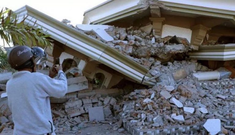 Un sismo en Indonesia causa 3 muertos y 182 heridos