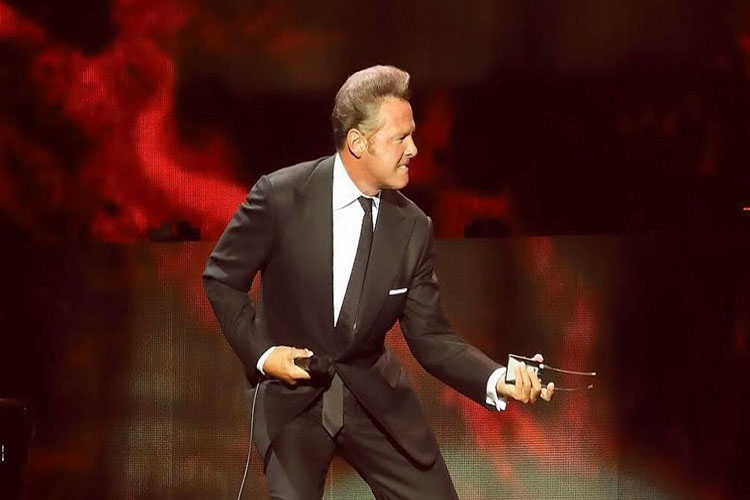 Luis Miguel «ni los pollitos cantó» y lo abuchearon en Panamá