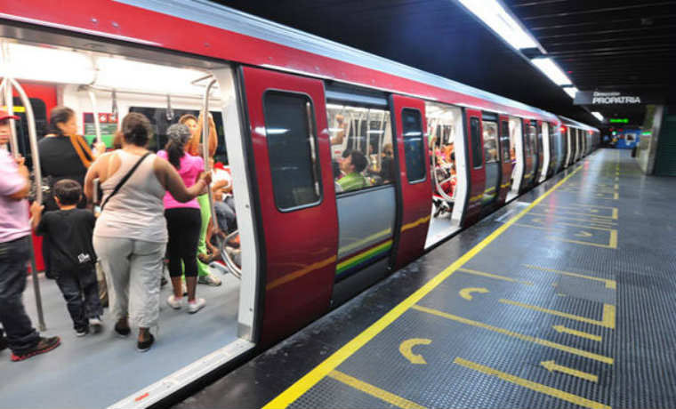 Retraso y falla de energía causa caos en el Metro de Caracas